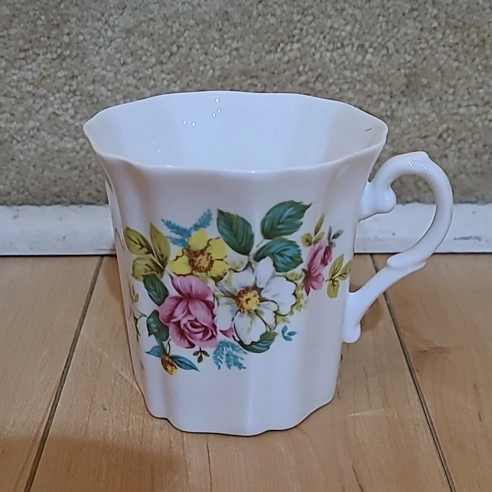 4 Royal Grafton cup, no damage - Picture 5 of 8